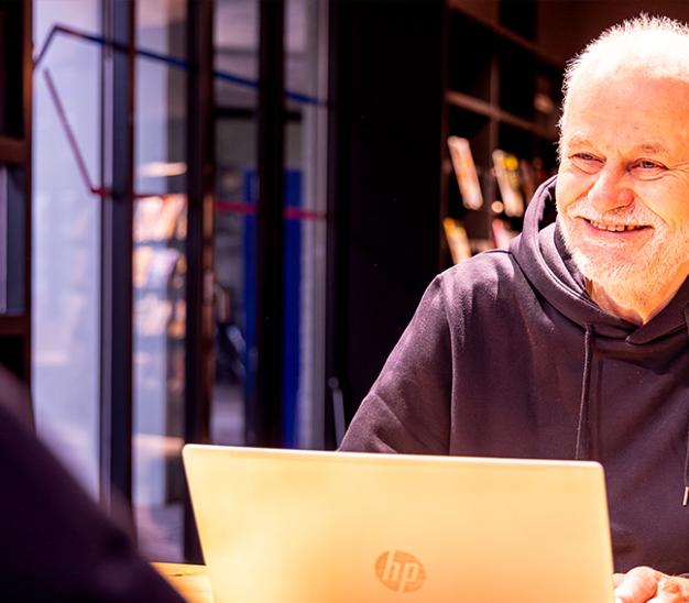 Huib werkt bij het DigiPunt en Belastingspreekuur